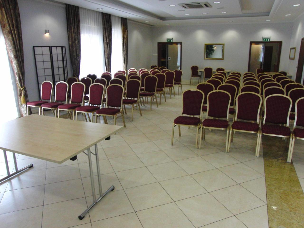 Hotel Dworek*** Skierniewice Dış mekan fotoğraf