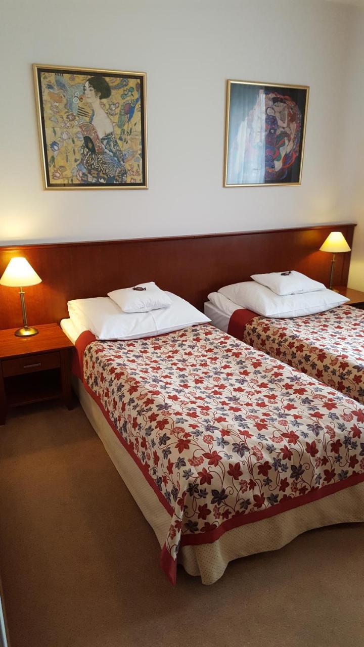 Hotel Dworek*** Skierniewice Dış mekan fotoğraf