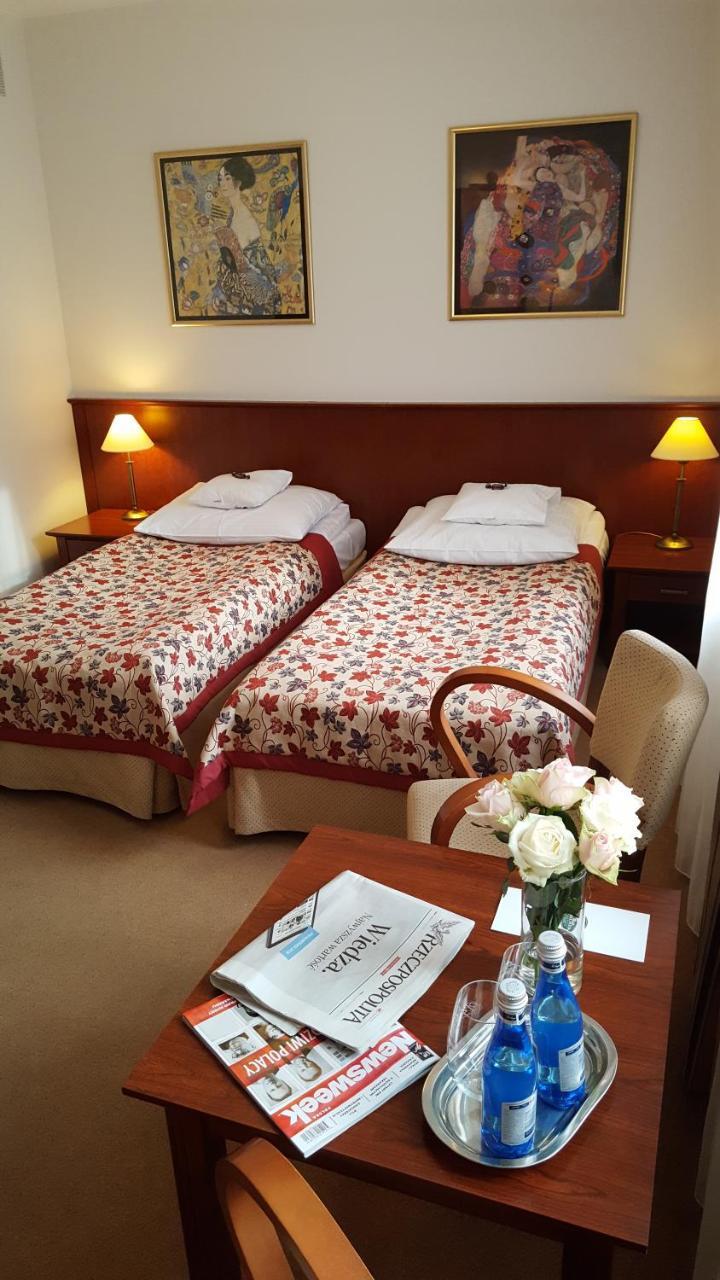 Hotel Dworek*** Skierniewice Dış mekan fotoğraf