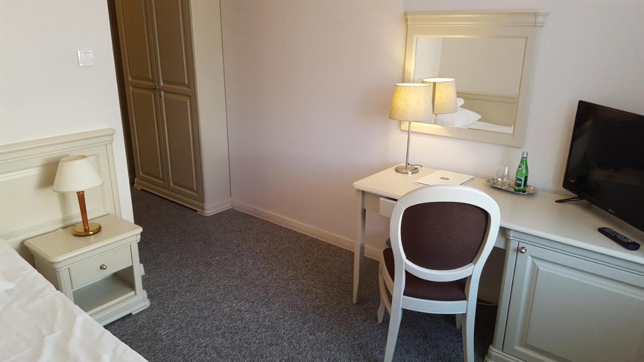 Hotel Dworek*** Skierniewice Dış mekan fotoğraf